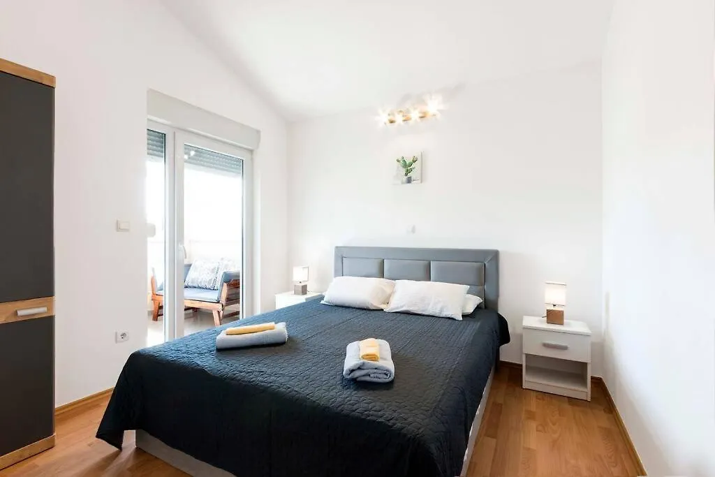 Cozy Apartment With Private Parking Medolino