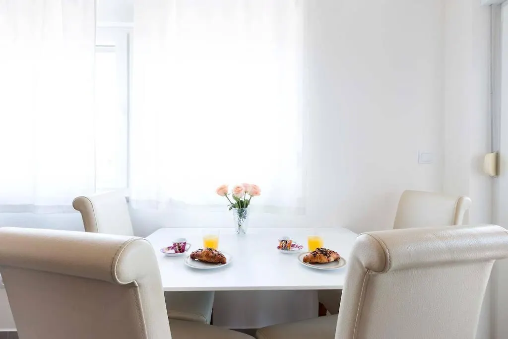 Cozy Apartment With Private Parking Medolino