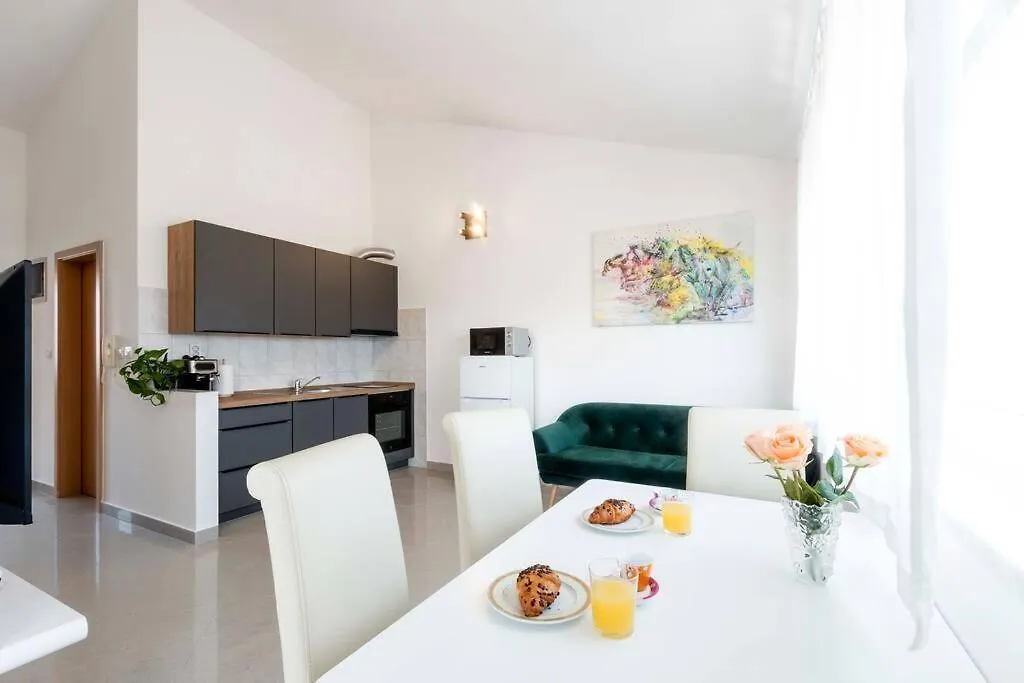Cozy Apartment With Private Parking Medolino